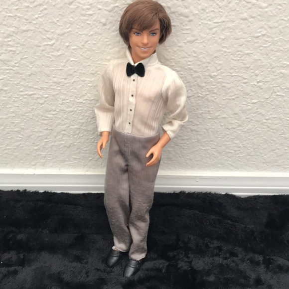 Ken doll, fully dressed with articulated elbows. - Picture 5 of 9